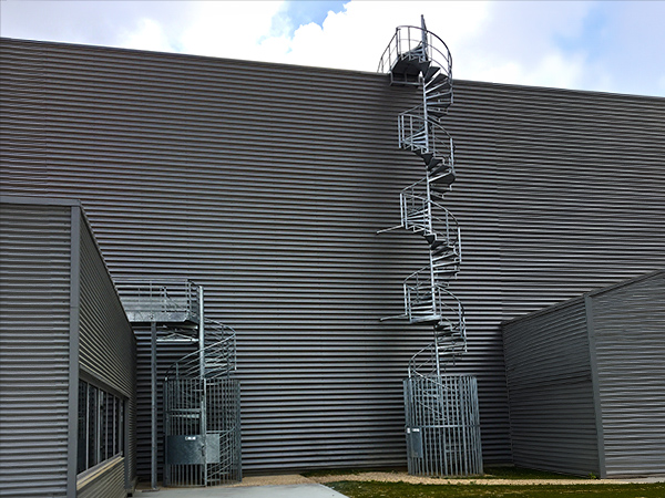 escaliers techniques en acier avec cage