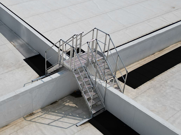 escalier double accès franchissement d'obstacle