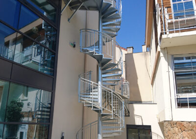 escalier hélioidal acier barreaux marches tôle larmée